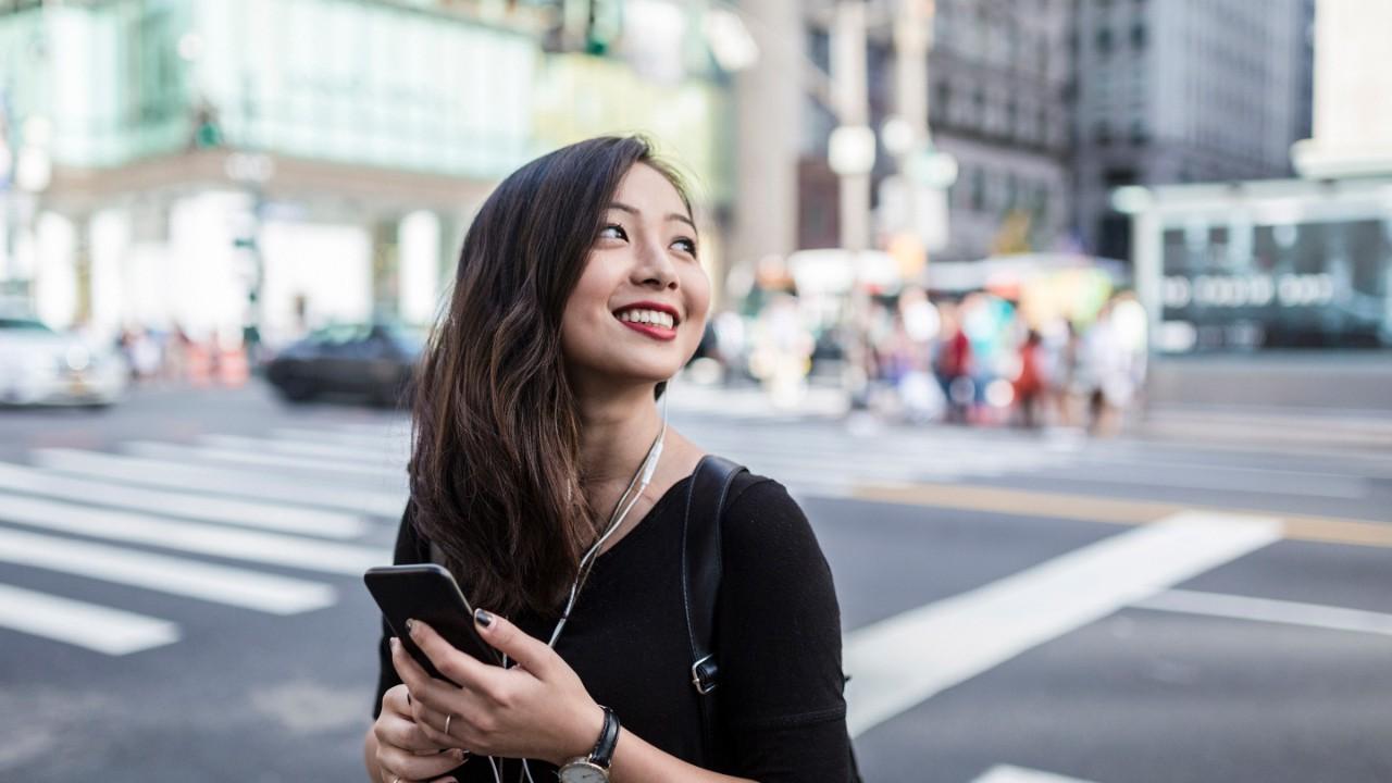 时尚的年轻亚洲女性在曼哈顿的街道上通勤(旅行), 旅程, 上下班,旅游, 走,城市98858威尼斯70570)